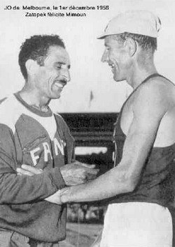 Vainqueur du marathon olympique en 1956 à Melbourne, Mimoun est félicité par Zatopek