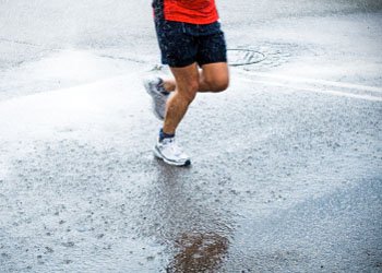 Courir sous la pluie : conseils pour bien s'équiper Courir sous la pluie : conseils pour bien s'équiper